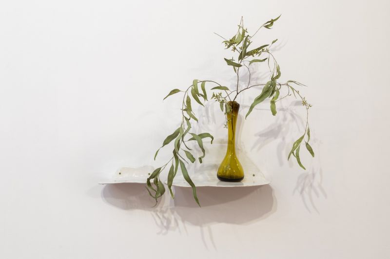 Cerámica esmaltada con cristal, florero de cristal y rama de eucaliptus. 20 x 60 x 80. 2023. Museo Castagnino. Rosario