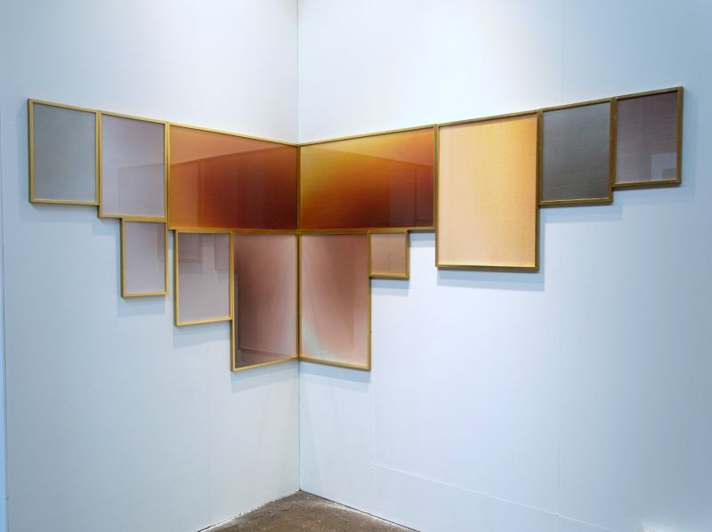 Fotografías de celular impresas en saten con  marco dorado a la hoja. Copias únicas. Instalación completa, compuesta por 12 fotografías.  111 x 317 cm. 2023