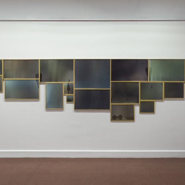 Paisaje cercano Fotografías de celular impresas en saten con marco dorado a la hoja. Copias únicas. Instalación completa, compuesta por 24 fotografías. Museo Castagnino. Rosario