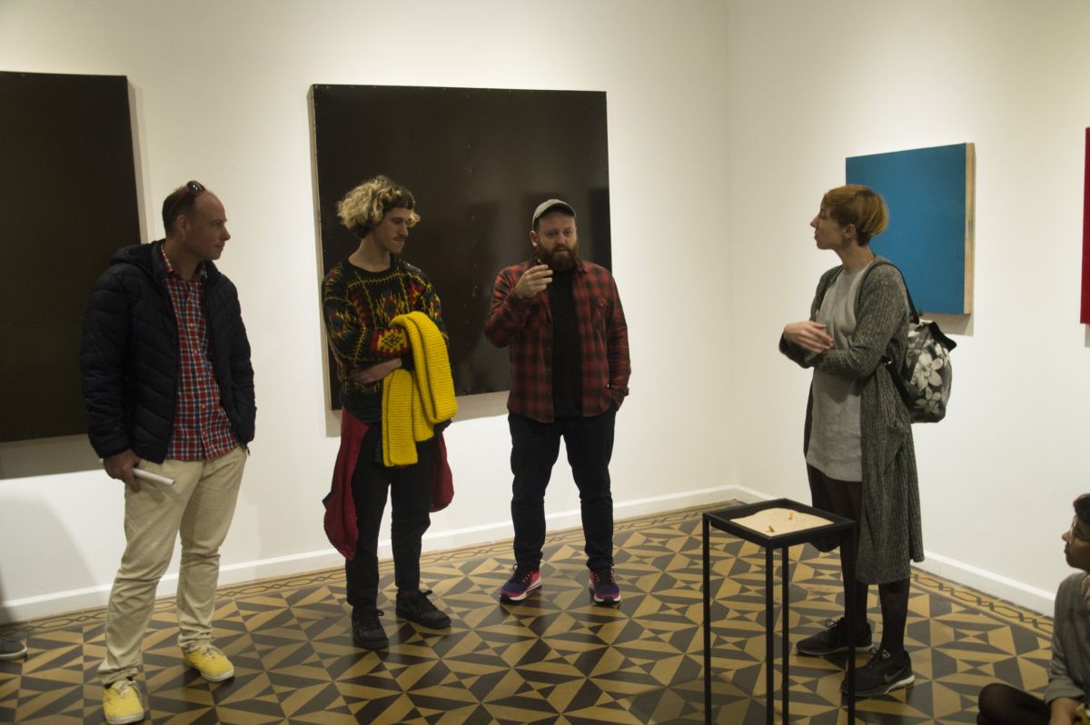 Foto de charla con los artistas de Trulalala en su muestra Salón Fumador.
