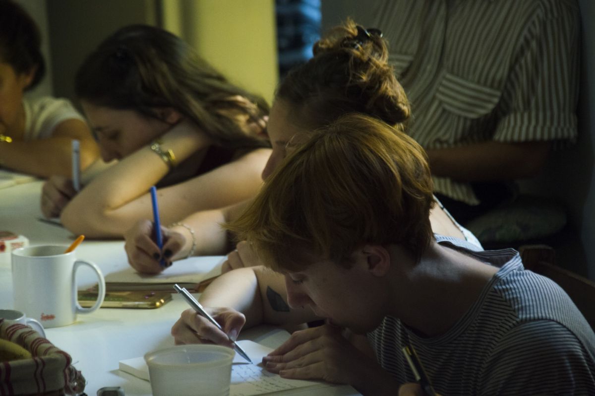 Foto de portada de evento. Tres artistas participantes en el taller de escritura.