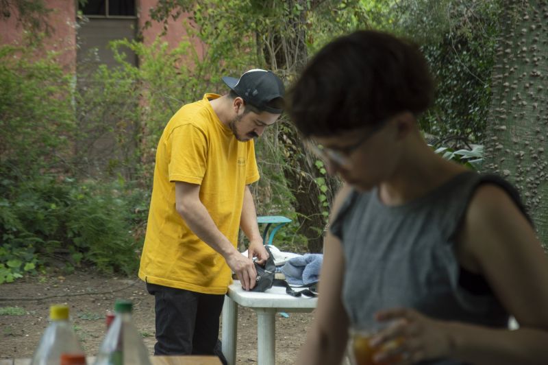 Actividad de cocina grupal durante encuentro de Eugenia Calvo.