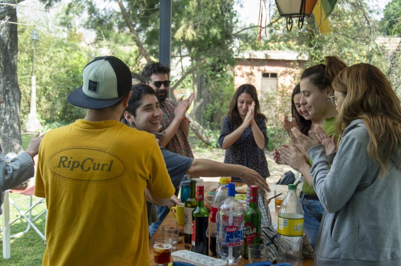 Actividad de cocina grupal durante encuentro de Eugenia Calvo.