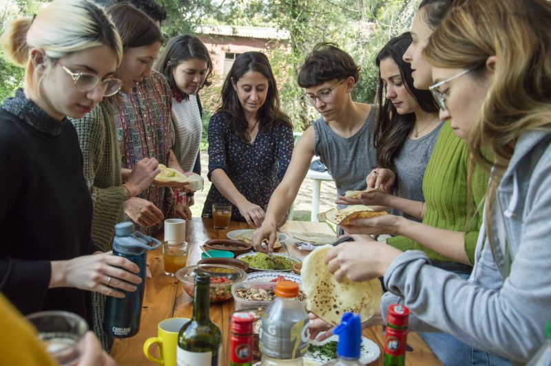 Actividad de cocina grupal durante encuentro de Eugenia Calvo.