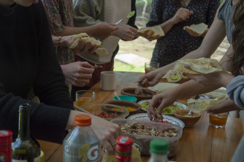 Actividad de cocina grupal durante encuentro de Eugenia Calvo.