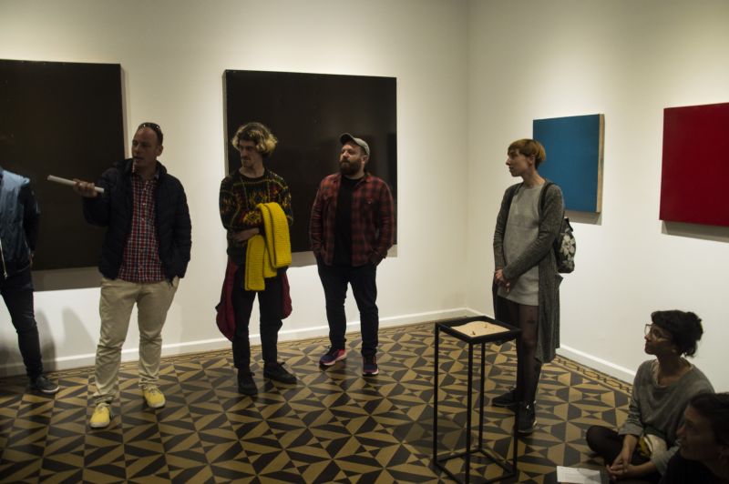 Foto de charla con los artistas de Trulalala en su muestra Salón Fumador.