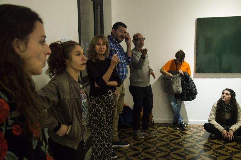 Foto de charla con los artistas de Trulalala en su muestra Salón Fumador.