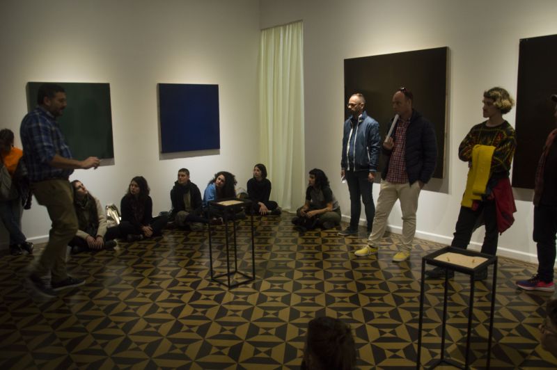 Foto de charla con los artistas de Trulalala en su muestra Salón Fumador.