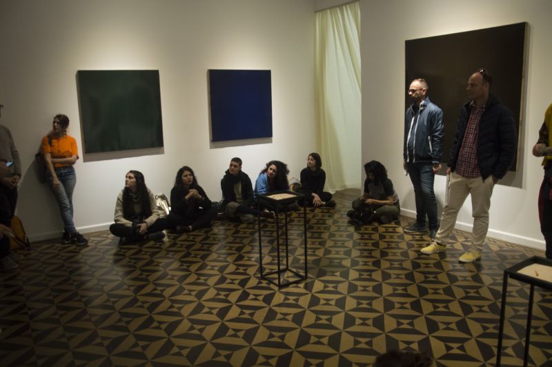 Foto de charla con los artistas de Trulalala en su muestra Salón Fumador.