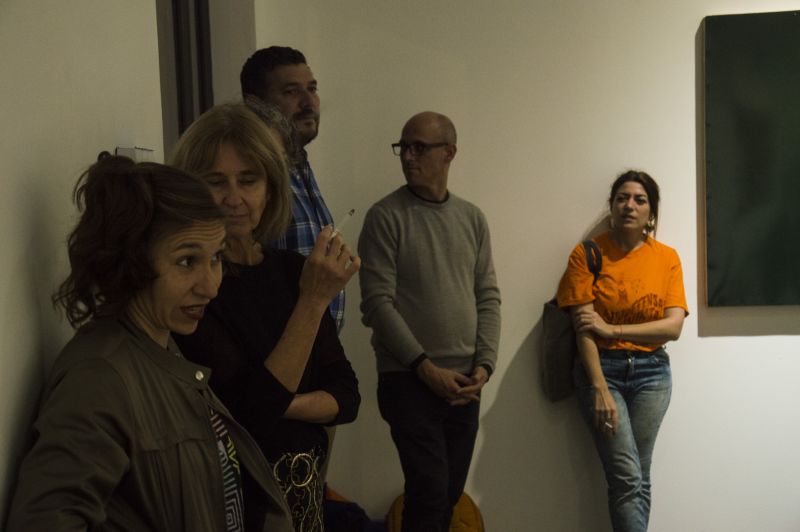 Foto de charla con los artistas de Trulalala en su muestra Salón Fumador.