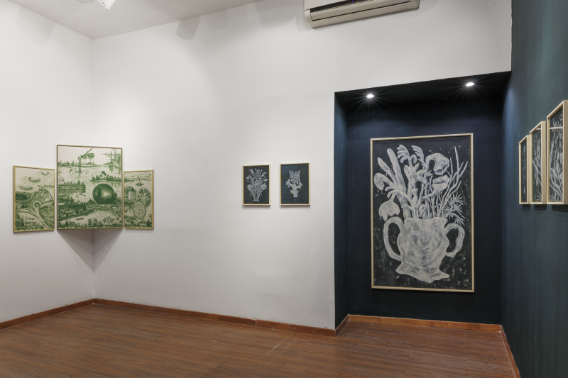 Mirasoles de la serie “Tatachina” - Acrílico, óleo y lápiz de color sobre lienzo crudo. Marco de marupá y dorado a la hoja - 40 x 30 cm. - 2025